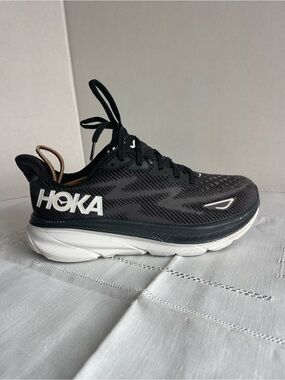 Hoka Women's Clifton 9 Black and White Running Sneakers - Size 8.5 B